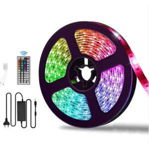 Strisce luminose led con lunghezza totale di 5 metri, dotate di adesivo posteriore per il fissaggio su superfici piane. utilizzabili per ambienti interni, illuminazione d'accento o decorativa. collegamento tramite alimentatore incluso.