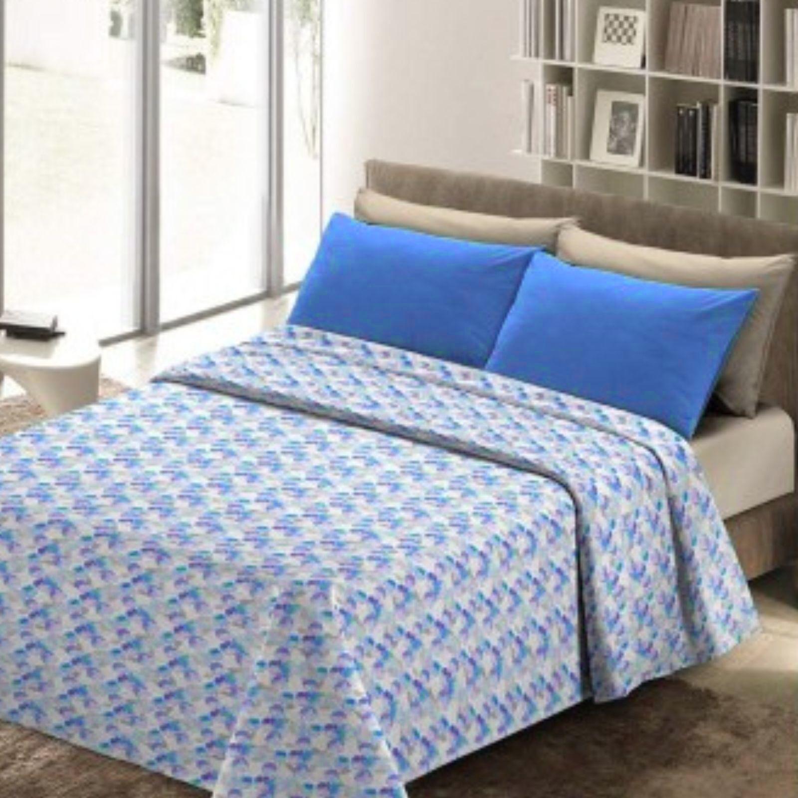 Copriletto singolo blu a fantasia in contesto d'uso su letto