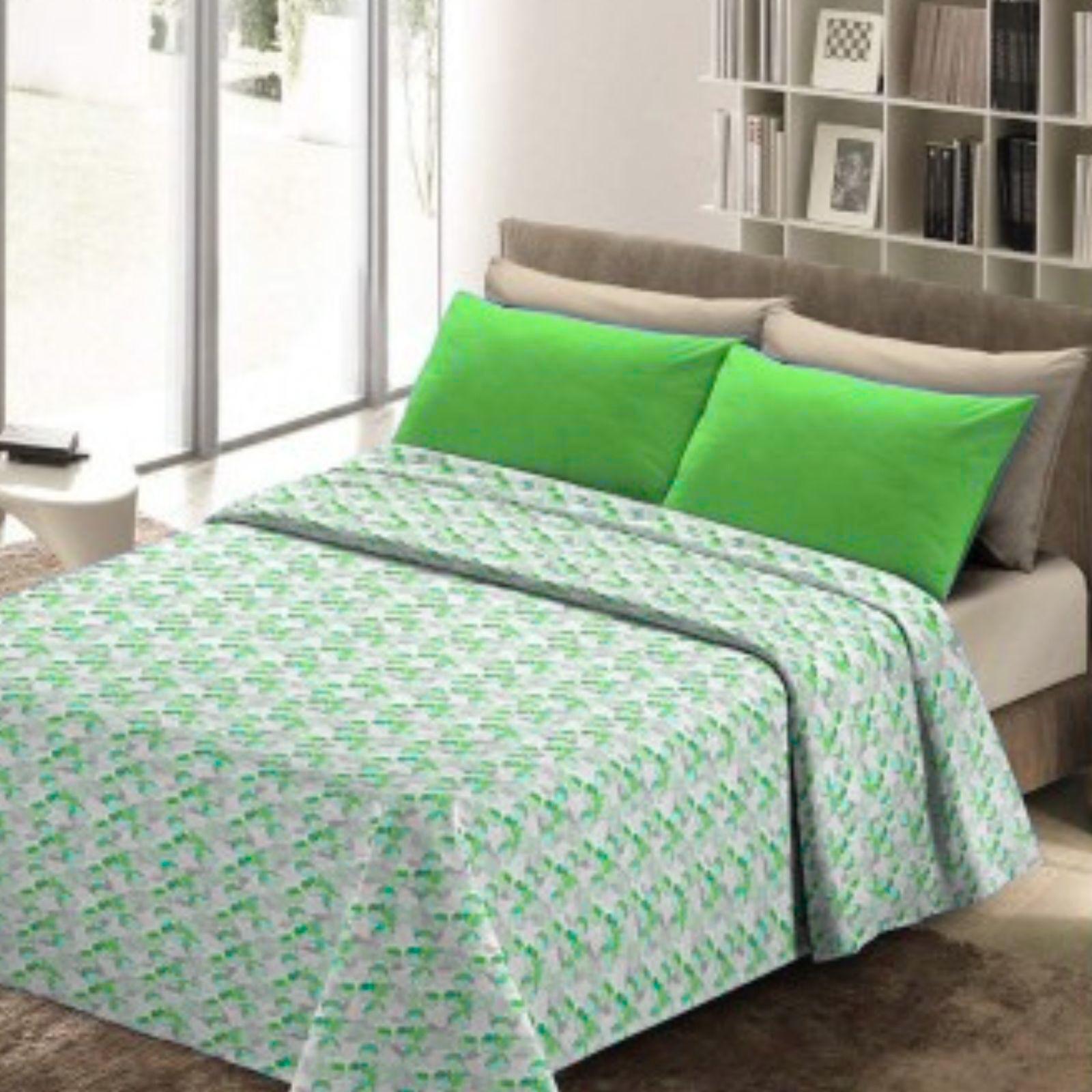 Copriletto singolo verde a fantasia in uso su letto