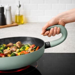 Padella antiaderente 28 cm con manico ergonomico curvo, adatta a tutti i piani cottura